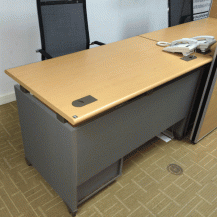 Bàn nhân viên Fami mới 95%